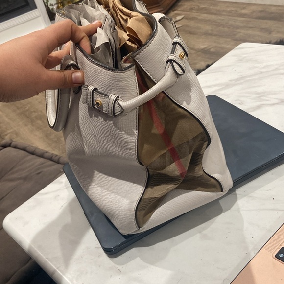 White Burberry Banner Bag with Crossbody Straps with COA - Picture 2 of 5